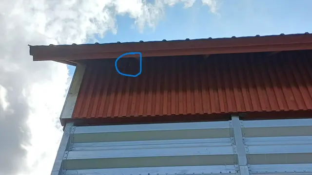 Utomhusluftsgivaren under takfoten, i skugga och skydd